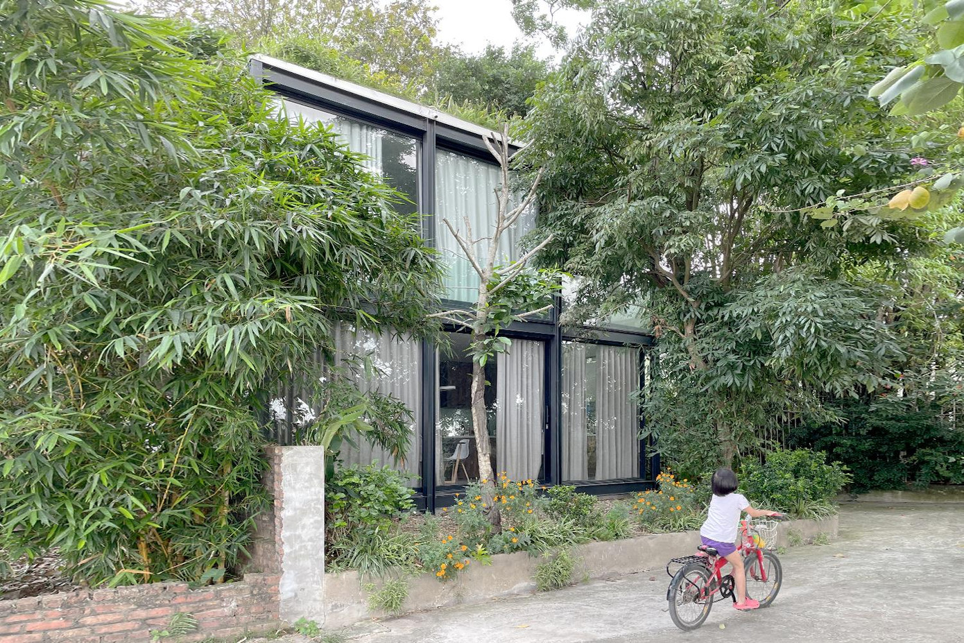 Ngôi nhà trong suốt có diện tích 78m2 ở Bắc Cầu (Ngọc Thụy, Long Biên, Hà Nội) này đang được nhiều website kiến trúc trên thế giới đưa tin và khen ngợi về sự độc đáo và thân thiện với môi trường.