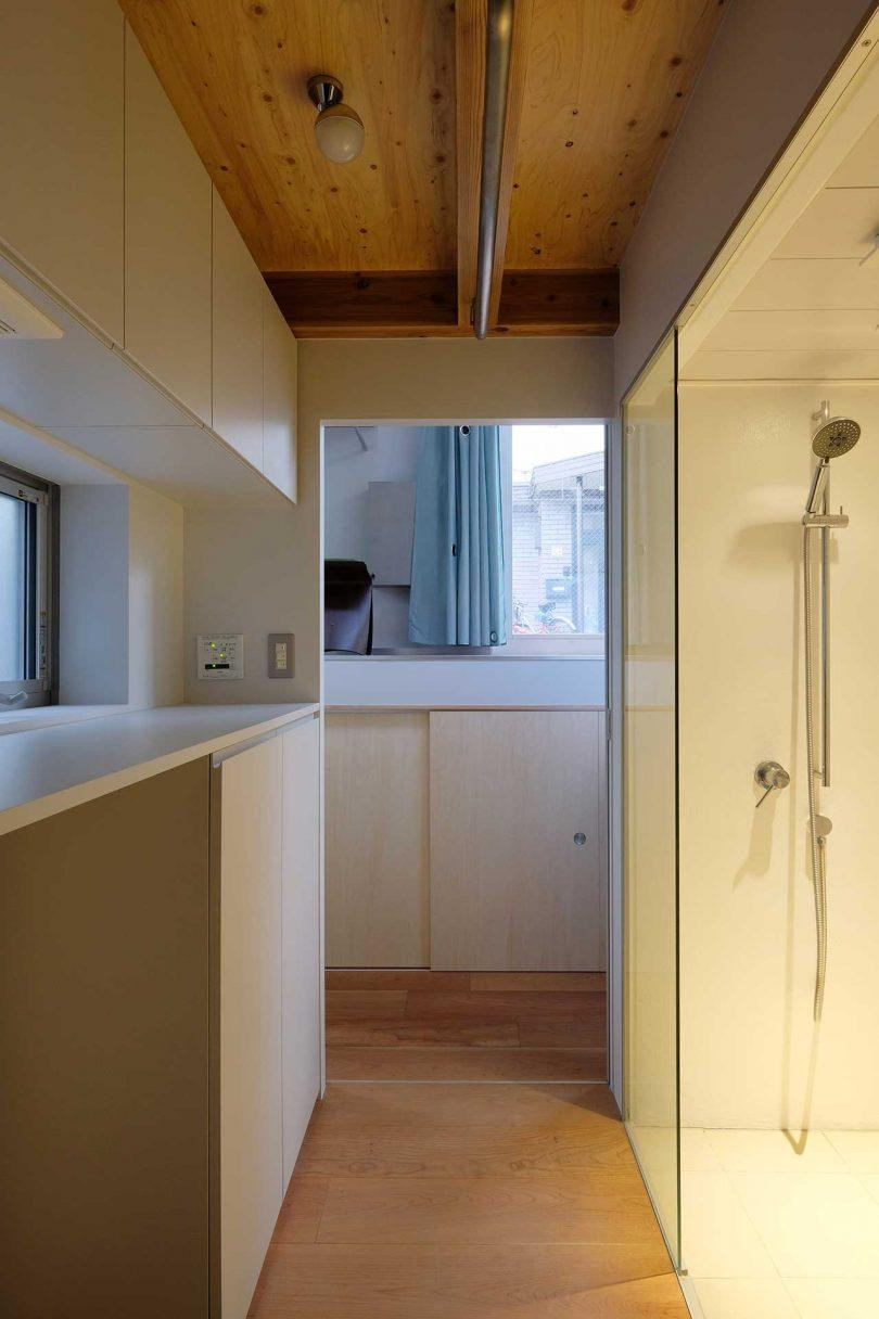 Ngôi nhà sử dụng khung gỗ làm giá đỡ, tạo sự ấm áp và vững chãi cho người ở.