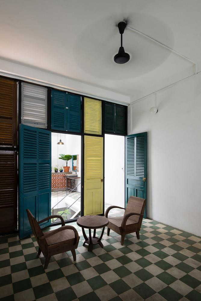 Các cửa sổ gỗ cũng được trưng dụng làm vách ngăn và trang trí không gian trong nhà. Các cửa sổ gỗ cũng được trưng dụng làm vách ngăn và trang trí không gian trong nhà.