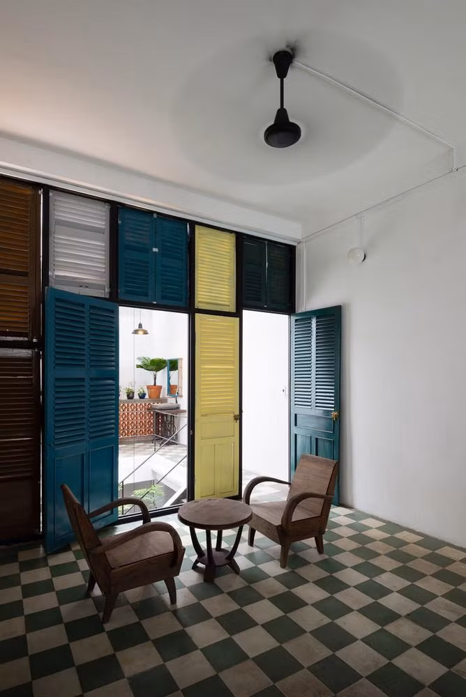 Các cửa sổ gỗ cũng được trưng dụng làm vách ngăn và trang trí không gian trong nhà.
