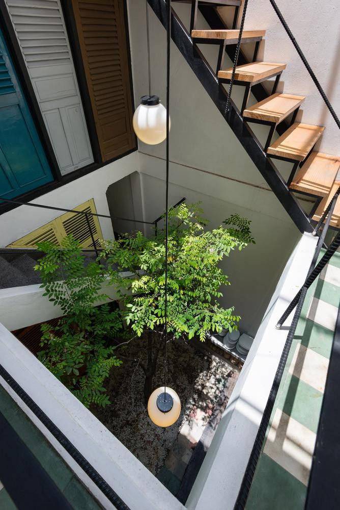 Một cầu thang thép mới được xây dựng bên cạnh giếng trời lên tầng hai, nơi từng là một mái nhà không sử dụng. Một phòng ngủ được bổ sung bằng những tấm thép cũ có sẵn, phòng này nằm bên dưới hệ thống mái một khoảng để ngăn nhiệt ảnh hưởng vào bên trong. Từ phòng này ra phía trước có sân vườn để uống trà và ngắm bầu trời đêm qua cửa sổ. Vật liệu của các bức tường và sàn nhà vẫn được giữ nguyên. Bề mặt xi măng không tinh chế, cửa sổ bằng gỗ jalousie và phên tre trên trần tạo nên một không gian vừa hiện đại vừa cổ kính, đồng thời làm sống lại kiến trúc Việt Nam những năm 60-70. Kiến trúc sư mong muốn tạo ra một nơi ở mới cho những người mới đến từ nhiều nền văn hóa khác nhau. Trên cơ sở sắp xếp lại sự vật cũ theo phương thức mới, cả sự vật cũ và cái mới đều có thể tồn tại và hỗ trợ lẫn nhau. Thời gian trôi qua, con người nơi đây sẽ thổi sức sống mới, linh hồn mới cho ngôi nhà này. Một cầu thang thép mới được xây dựng bên cạnh giếng trời lên tầng hai, nơi từng là một mái nhà không sử dụng. Một phòng ngủ được bổ sung bằng những tấm thép cũ có sẵn, phòng này nằm bên dưới hệ thống mái một khoảng để ngăn nhiệt ảnh hưởng vào bên trong. Từ phòng này ra phía trước có sân vườn để uống trà và ngắm bầu trời đêm qua cửa sổ. Vật liệu của các bức tường và sàn nhà vẫn được giữ nguyên. Bề mặt xi măng không tinh chế, cửa sổ bằng gỗ jalousie và phên tre trên trần tạo nên một không gian vừa hiện đại vừa cổ kính, đồng thời làm sống lại kiến trúc Việt Nam những năm 60-70. Kiến trúc sư mong muốn tạo ra một nơi ở mới cho những người mới đến từ nhiều nền văn hóa khác nhau. Trên cơ sở sắp xếp lại sự vật cũ theo phương thức mới, cả sự vật cũ và cái mới đều có thể tồn tại và hỗ trợ lẫn nhau. Thời gian trôi qua, con người nơi đây sẽ thổi sức sống mới, linh hồn mới cho ngôi nhà này.