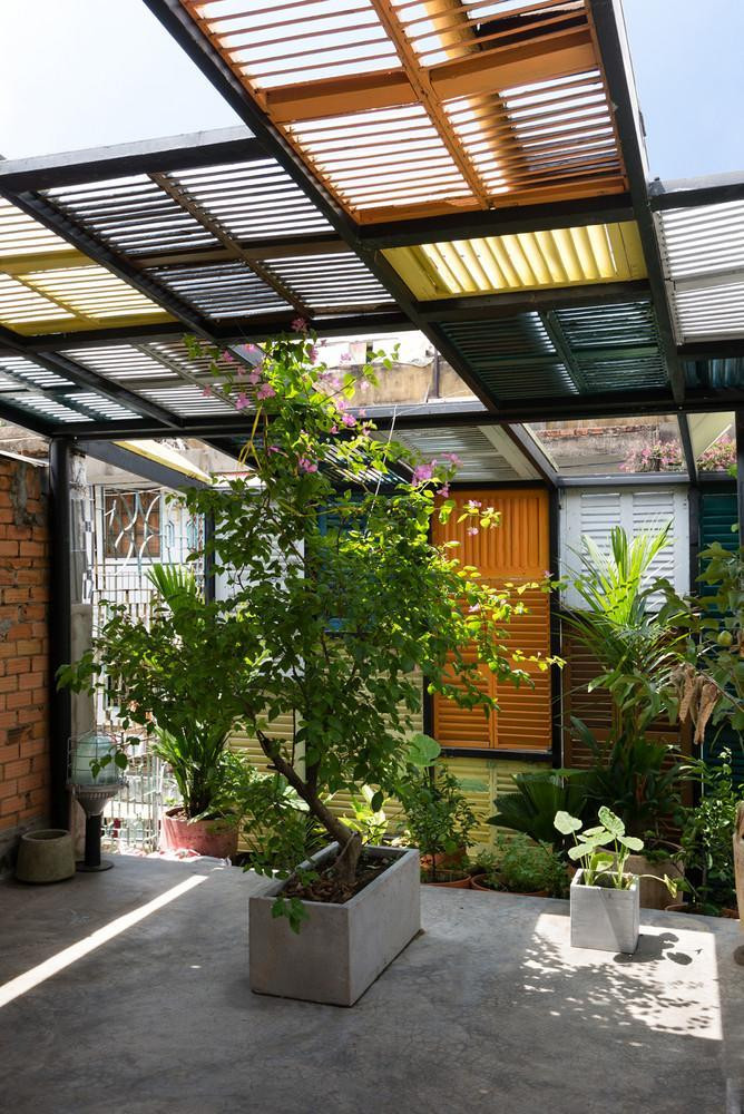 Một số cửa sổ mở trên mái cung cấp không gian và ánh sáng tự nhiên cho cây cối bên trong nhà; điều này tượng trưng cho sự phát triển, hy vọng vào tương lai và sự tốt lành từ nền tảng truyền thống. Một số cửa sổ mở trên mái cung cấp không gian và ánh sáng tự nhiên cho cây cối bên trong nhà; điều này tượng trưng cho sự phát triển, hy vọng vào tương lai và sự tốt lành từ nền tảng truyền thống.