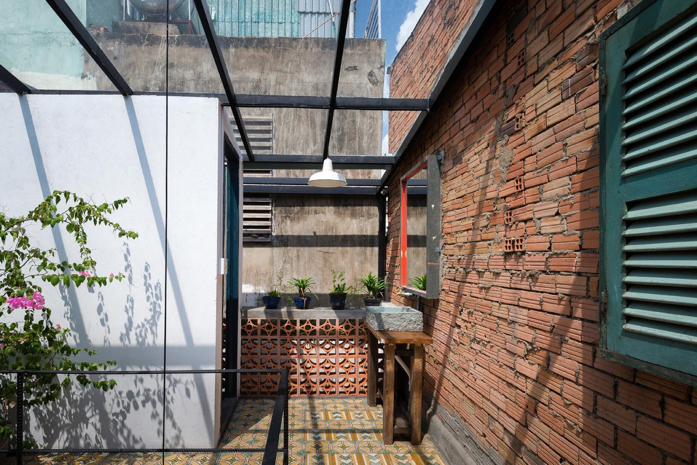 Một phòng ngủ được bổ sung bằng những tấm thép cũ có sẵn, phòng này nằm bên dưới hệ thống mái một khoảng để ngăn nhiệt ảnh hưởng vào bên trong. Từ phòng này ra phía trước có sân vườn để uống trà và ngắm bầu trời đêm qua cửa sổ. Vật liệu của các bức tường và sàn nhà vẫn được giữ nguyên. Bề mặt xi măng không tinh chế, cửa sổ bằng gỗ jalousie và phên tre trên trần tạo nên một không gian vừa hiện đại vừa cổ kính, đồng thời làm sống lại kiến trúc Việt Nam những năm 60-70. Kiến trúc sư mong muốn tạo ra một nơi ở mới cho những người mới đến từ nhiều nền văn hóa khác nhau. Trên cơ sở sắp xếp lại sự vật cũ theo phương thức mới, cả sự vật cũ và cái mới đều có thể tồn tại và hỗ trợ lẫn nhau. Thời gian trôi qua, con người nơi đây sẽ thổi sức sống mới, linh hồn mới cho ngôi nhà này. Một phòng ngủ được bổ sung bằng những tấm thép cũ có sẵn, phòng này nằm bên dưới hệ thống mái một khoảng để ngăn nhiệt ảnh hưởng vào bên trong. Từ phòng này ra phía trước có sân vườn để uống trà và ngắm bầu trời đêm qua cửa sổ. Vật liệu của các bức tường và sàn nhà vẫn được giữ nguyên. Bề mặt xi măng không tinh chế, cửa sổ bằng gỗ jalousie và phên tre trên trần tạo nên một không gian vừa hiện đại vừa cổ kính, đồng thời làm sống lại kiến trúc Việt Nam những năm 60-70. Kiến trúc sư mong muốn tạo ra một nơi ở mới cho những người mới đến từ nhiều nền văn hóa khác nhau. Trên cơ sở sắp xếp lại sự vật cũ theo phương thức mới, cả sự vật cũ và cái mới đều có thể tồn tại và hỗ trợ lẫn nhau. Thời gian trôi qua, con người nơi đây sẽ thổi sức sống mới, linh hồn mới cho ngôi nhà này.