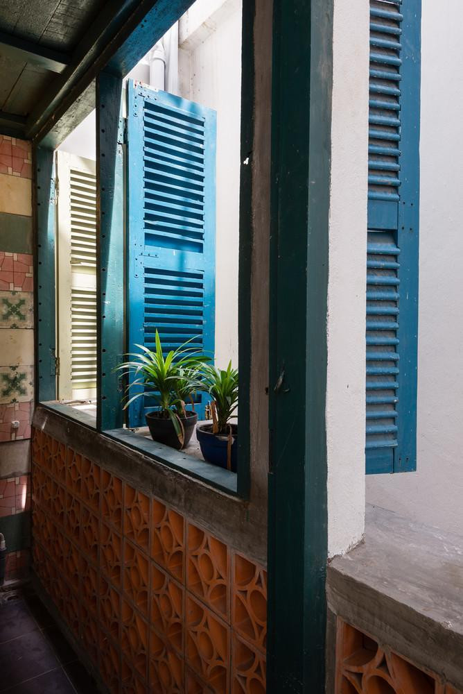 Tầng 1 bố trí phòng ngủ kèm nơi làm việc ở phía trước. Tầng 1 bố trí phòng ngủ kèm nơi làm việc ở phía trước.