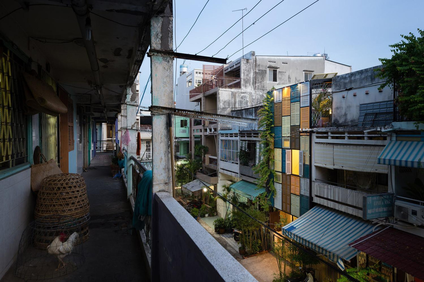 Các cửa sổ cũ được sử dụng làm vật liệu chính để tạo ra một diện mạo đặc biệt cho ngôi nhà. Theo đó, các ô cửa gỗ với nhiều màu sắc khác nhau được bố trí xen kẽ để che đi mặt tiền cũ cũng như bao bọc phần tầng thượng, tạo nên một sức hút hài hòa. Các cửa sổ cũ được sử dụng làm vật liệu chính để tạo ra một diện mạo đặc biệt cho ngôi nhà. Theo đó, các ô cửa gỗ với nhiều màu sắc khác nhau được bố trí xen kẽ để che đi mặt tiền cũ cũng như bao bọc phần tầng thượng, tạo nên một sức hút hài hòa.