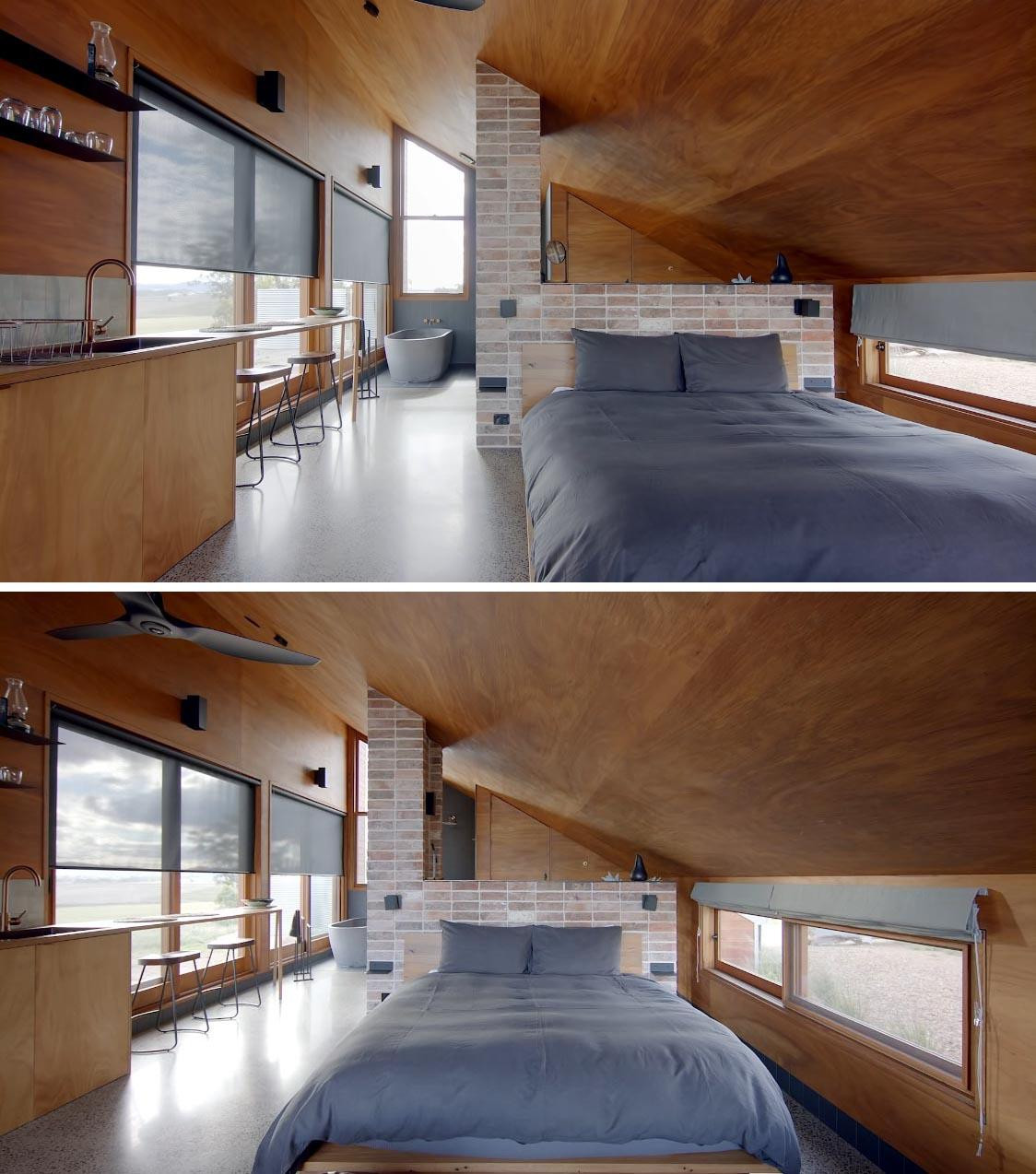 Ngôi nhà có sàn bằng bê tông đánh bóng còn nội thất chủ yếu sử dụng ván ép để trang trí. Không gian phòng ngủ và phòng tắm được ngăn cách bởi lớp gạch tái chế. Ngôi nhà có sàn bằng bê tông đánh bóng còn nội thất chủ yếu sử dụng ván ép để trang trí. Không gian phòng ngủ và phòng tắm được ngăn cách bởi lớp gạch tái chế.