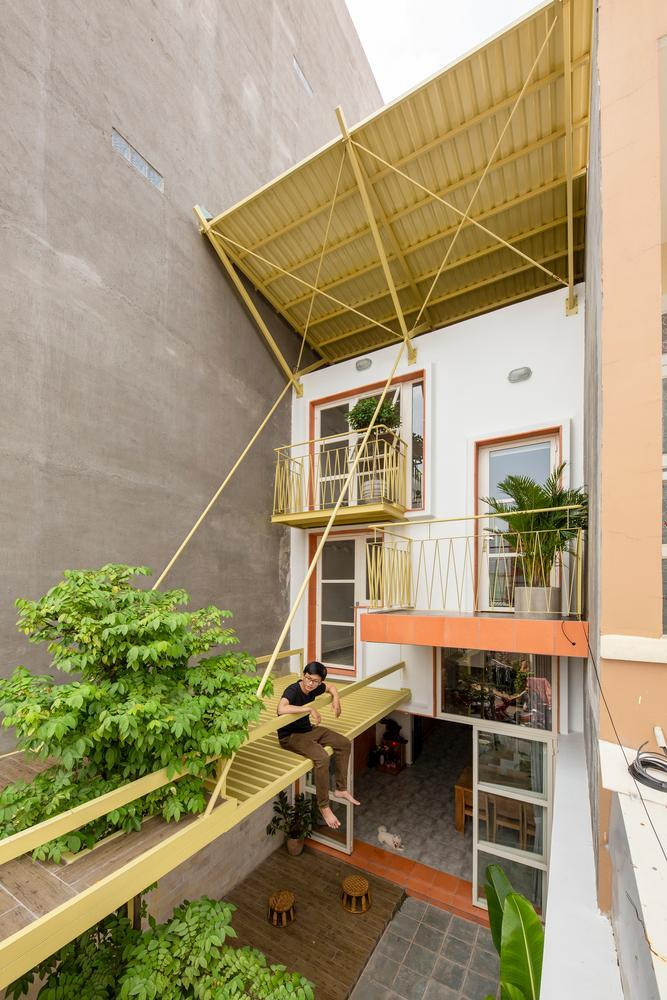 Ngôi nhà sử dụng hệ thống mái thái kép bằng tấm tôn, vừa nhẹ vừa có khả năng cách nhiệt tuyệt vời. Bởi nếu hai lớp mái cách nhau một đoạn, không khí ở khu vực này sẽ được thông gió và góp phần giảm luồng nhiệt vào nhà.