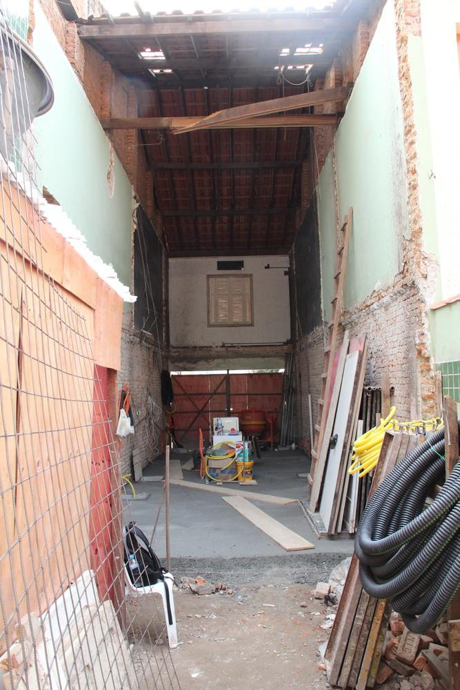 Một ngôi nhà ống, bức bí và cũ nát từng là nơi sinh sống của gia đình 3 thế hệ ở thành phố Sao Paulo (Brazil) sau khi cải tạo để đón những người chủ mới là cặp vợ chồng trẻ và 1 chú chó. Để ngôi nhà thích nghi với lối sống đương đại, cấu trúc cũ đã được phá bỏ và chỉ giữ lại những bức tường xây bằng gạch đặc. Sau khi phá dỡ, khu đất có diện tích 4x24 mét được chia thành ba phần: tầng trệt, tầng trên và sân tầng thượng. Tầng trệt bao gồm nhà bếp, phòng khách nhìn thẳng ra khu vườn phía mặt đường lớn thông qua cánh cửa kính trượt để mở rộng không gian. Phòng bếp gồm đồ nội thất được thiết kế từ gỗ, sàn lát gạch thủy lực. Tầng trên là không gian gồm 2 phòng ngủ có cửa sổ lớn bằng kính để ánh sáng tràn ngập không gian. Từ tầng trên có một chiếc thang kim loại có thể kéo ra và gập lại để đưa gia chủ lên sân thượng, nơi có một vườn rau và khu vực ngồi thư giãn. Để giải quyết vấn đề ẩm thấp và bức bí thường gặp của những ngôi nhà ống trong ngõ tại các thành phố lớn, đội thiết kế đã tạo một khoảng trống giữa nhà và trồng cây xanh lớn nhằm mang lại sinh khí cho cũng như thông gió và cung cấp ánh sáng cho ngôi nhà. Bản vẽ thiết kế của ngôi nhà.