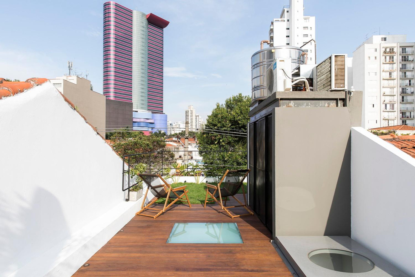 Từ tầng trên có một chiếc thang kim loại có thể kéo ra và gập lại để đưa gia chủ lên sân thượng, nơi có một vườn rau và khu vực ngồi thư giãn.