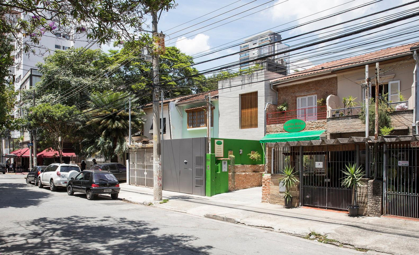 Để ngôi nhà thích nghi với lối sống đương đại, cấu trúc cũ đã được phá bỏ và chỉ giữ lại những bức tường xây bằng gạch đặc.