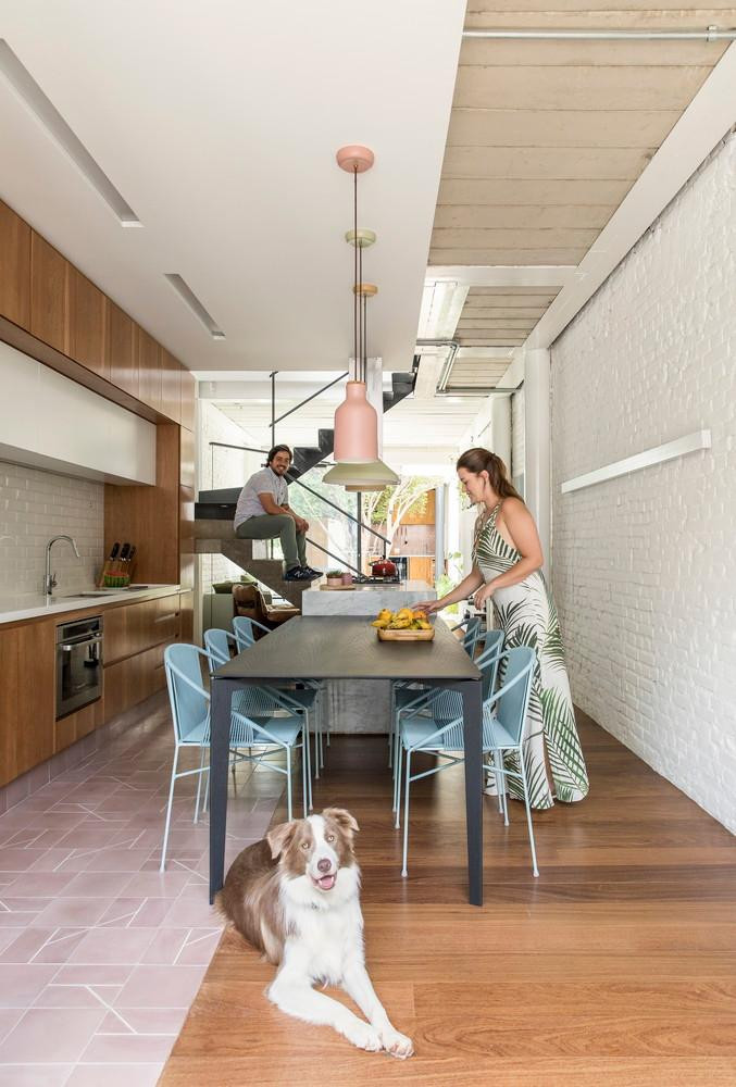 Phòng bếp gồm đồ nội thất được thiết kế từ gỗ, sàn lát gạch thủy lực. Tầng trên là không gian gồm 2 phòng ngủ có cửa sổ lớn bằng kính để ánh sáng tràn ngập không gian. Từ tầng trên có một chiếc thang kim loại có thể kéo ra và gập lại để đưa gia chủ lên sân thượng, nơi có một vườn rau và khu vực ngồi thư giãn. Để giải quyết vấn đề ẩm thấp và bức bí thường gặp của những ngôi nhà ống trong ngõ tại các thành phố lớn, đội thiết kế đã tạo một khoảng trống giữa nhà và trồng cây xanh lớn nhằm mang lại sinh khí cho cũng như thông gió và cung cấp ánh sáng cho ngôi nhà. Bản vẽ thiết kế của ngôi nhà.