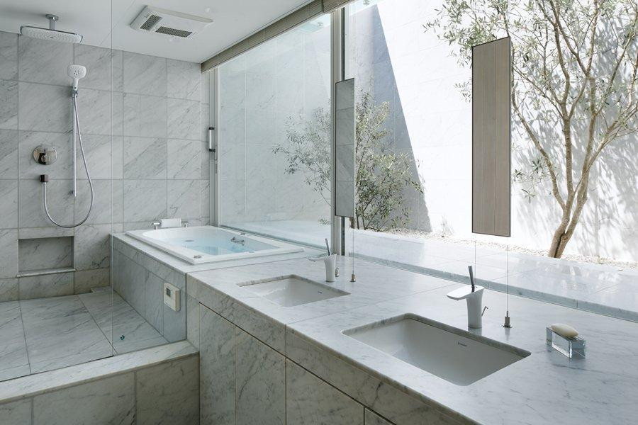 Do đó, mặc dù nằm ở trung tâm của thành phố, ngôi nhà vẫn cho phép gia chủ tận hưởng sự thay đổi của ánh sáng trong ngày và “tâm trạng” thành phố qua các mùa. Do đó nhiều người ưu ái gọi đây là "Ngôi nhà thời tiết".