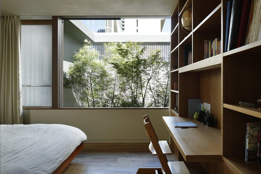 Để làm được những điều trên, các kiến trúc sư đã tạo ra lớp kính quang học từ khoảng 6.000 khối kính nguyên chất (50mm x 235mm x 50mm). Các khối kính nguyên chất, với diện tích khối lượng lớn trên một đơn vị, có tác dụng ngăn chặn âm thanh một cách hiệu quả.