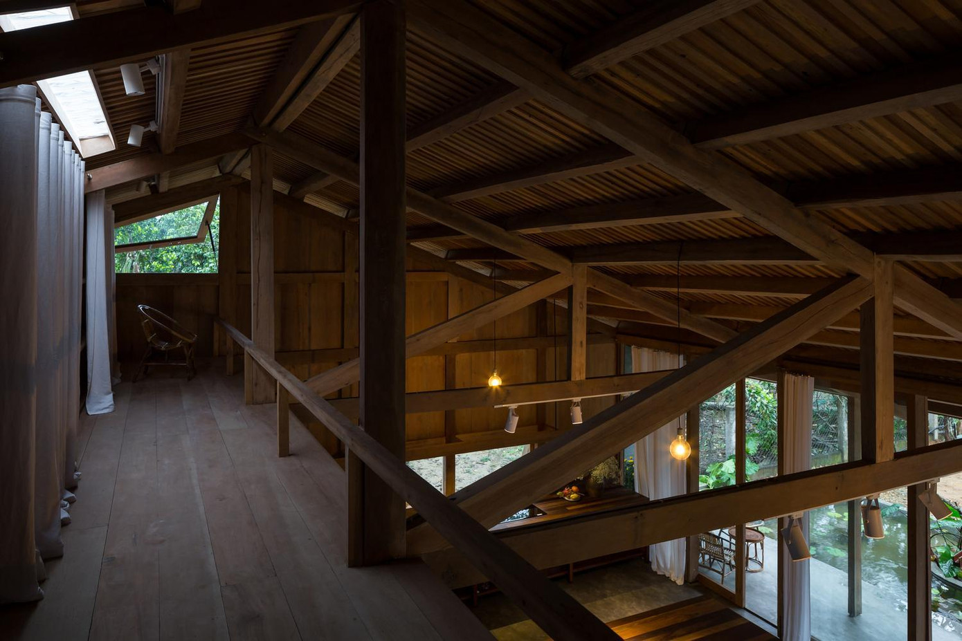 Gác lửng bằng gỗ được chiếu sáng bởi giếng trời trên mái, đây được coi là thư viện và kho lưu trữ của gia đình.