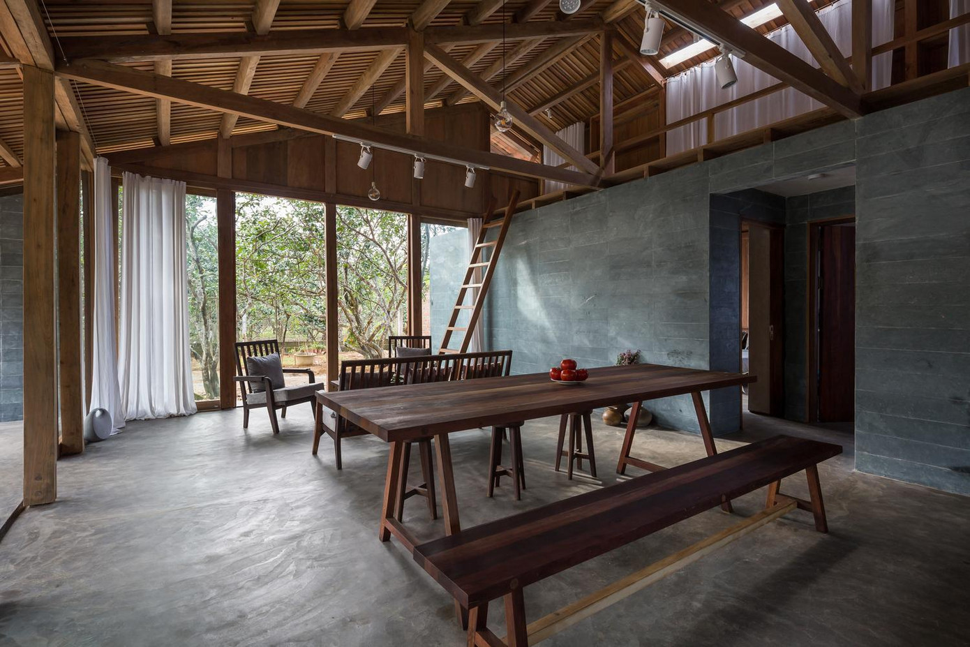 Hầu hết đồ nội thất, khung chính và tường của ngôi nhà được làm bằng gỗ nghiến được thu thập từ cấu trúc của các tòa nhà cũ bị phá bỏ.