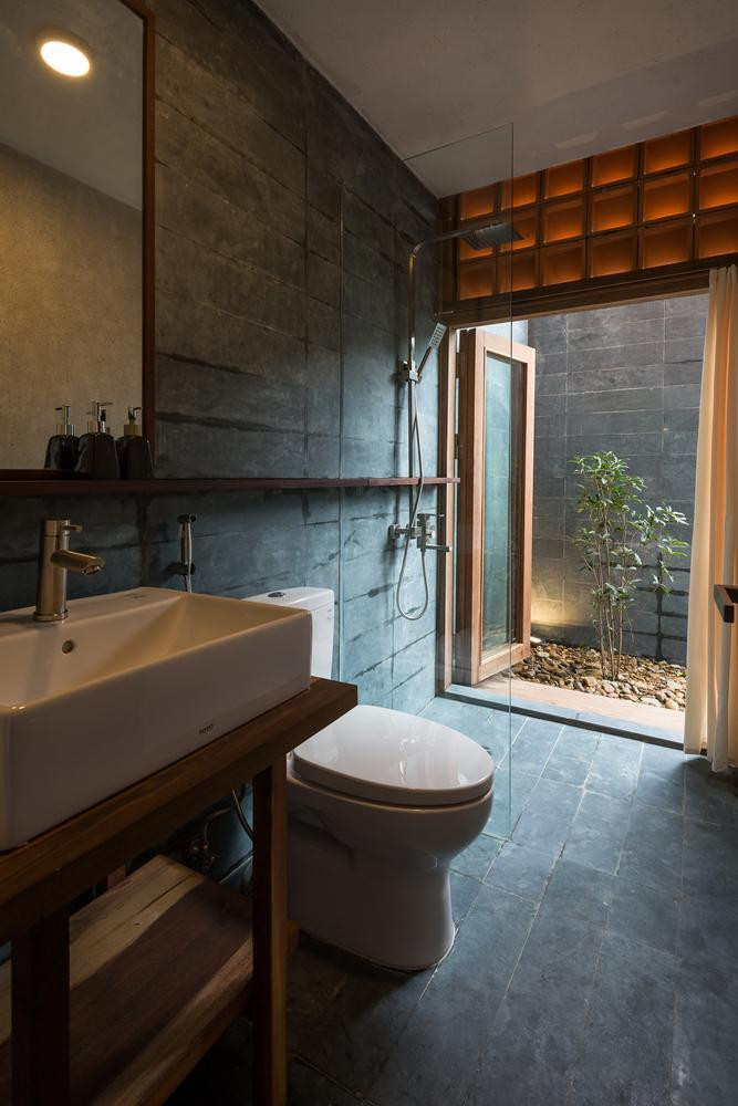 Hai phòng ngủ và phòng vệ sinh mang đến sự riêng tư và bầu không khí êm dịu bởi bức tường đá tự nhiên bao bọc xung quanh, tạo ra những khu vườn bên trong cho mỗi không gian.