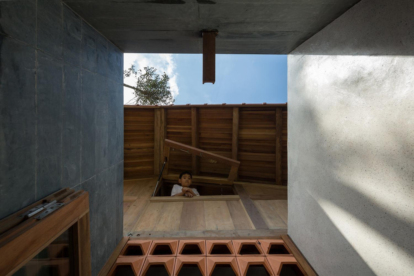 Các loại đá, gỗ, bê tông, thủy tinh, đất nung, dệt, nước, cây xanh… tạo nên một bảng màu đẹp và đặc sắc cho ngôi nhà.