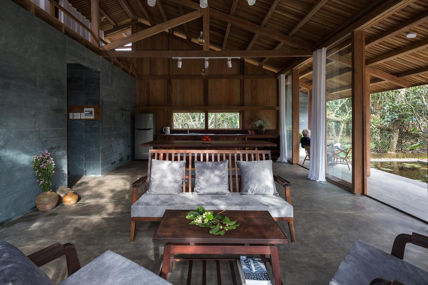 Ngôi nhà rộng 115m2 này được thiết kế với bố cục gồm khu vực sinh hoạt chung, 2 phòng ngủ, 2 phòng vệ sinh và các không gian xung quanh.