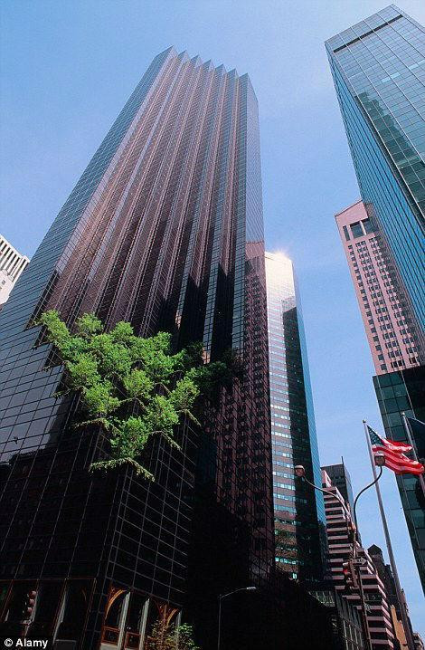 Sau khi The Sun và SCMP đưa tin siêu sao bóng đá Cristiano Ronaldo rao bán căn hộ sang trọng ở toà tháp Trump (New York), vốn thuộc sở hữu của cựu Tổng thống Mỹ Donald Trump với giá “bán tháo”, nhiều người liên tục tìm kiếm hình ảnh về bất động sản (BĐS) này. Căn hộ cao cấp của Ronaldo có diện tích 230 m2, được thiết kế theo ý tưởng từ nơi ở của nhân vật Christian Grey trong bộ phim “50 Shades of Grey” – “50 sắc thái”. Căn hộ gồm 3 phòng ngủ, 3 phòng tắm với nội thất mang phong cách hoàng gia sang trọng, được thiết kế bởi kiến trúc sư nổi tiếng Juan Pablo Monyneux. Ngoài ra, căn hộ còn có một phòng làm việc với tầm nhìn có thể bao quát các tòa tháp cao tầng ở Manhattan. Khu vực tập luyện riêng với thiết bị hiện đại, từ đây có thể nhìn được toàn cảnh Công viên Trung tâm và đường chân trời của Manhattan. Hồi năm 2015, Ronaldo chi 18,5 triệu USD (tương đương 425 tỷ đồng) để mua căn hộ này và nó thuộc top đắt nhất thị trường lúc bấy giờ tại tòa tháp Trump. Năm 2019, CR7 rao bán lại căn hộ với giá 9 triệu USD sau khi người hâm mộ ký vào bản kiến nghị kêu gọi nam cầu thủ tránh xa Tổng thống Donald Trump. Nhưng kể từ khi rao bán đến nay, cộng với ảnh hưởng của đại dịch COVID -19, siêu sao bóng đá người Bồ Đào Nha vẫn chưa sang tay được BĐS này cho ai. Mới đây, CR7 tiếp tục rao bán căn hộ với giá 7,75 triệu USD nhưng vẫn chưa có ai quyết định mua. Như vậy, sau hơn 6 năm mua căn hộ đắt đỏ này, Ronaldo mặc dù đã “bán tháo”, giảm đến gần 10,75 triệu USD (gần 250 tỉ đồng) nhưng vẫn chưa &quot;tạm biệt&quot; được BĐS tại tòa tháp của cựu Tổng thống Mỹ.