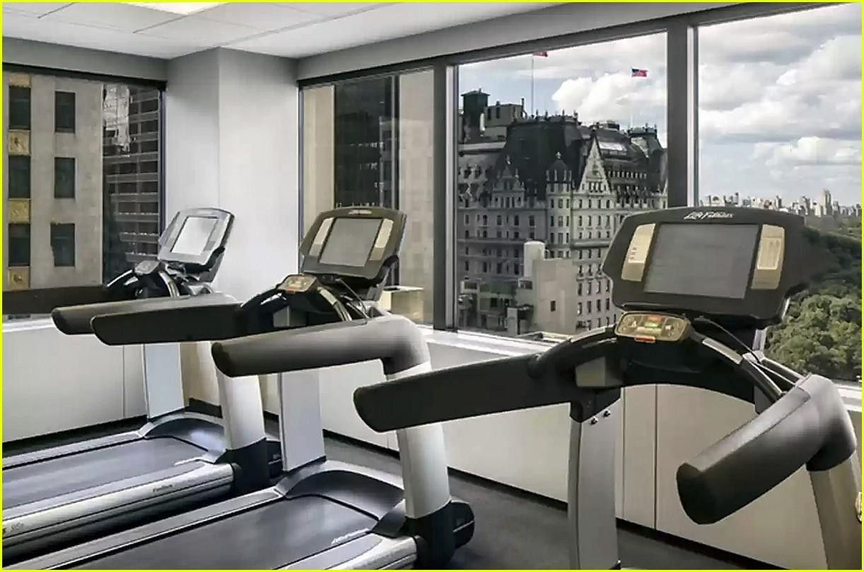 Khu vực tập luyện riêng với thiết bị hiện đại, từ đây có thể nhìn được toàn cảnh Công viên Trung tâm và đường chân trời của Manhattan.