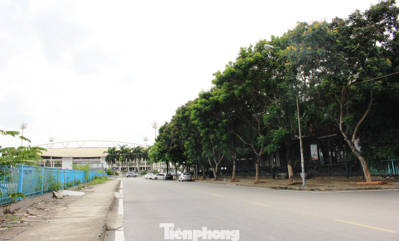 Ngoài ra, Giám đốc KLHTTQG từng đồng ý chủ trương cho Công ty TNHH Thương mại và phát triển Xây dựng Thiên Sơn mượn 500 m2 đất để làm bãi rửa xe, vi phạm Luật Quản lý sử dụng tài sản Nhà nước, gây thiệt hại nguồn thu số tiền 160 triệu đồng; cho Công ty cổ phần Đầu tư Thương mại Dịch vụ Thành phố Xanh mượn khu nhà 12 gian nhà cấp 4 có diện tích trên 623 m2 và 639 m2 đất khu sân trước của khu nhà, không thu tiền; gây thiệt hại số tiền trên 584 triệu đồng. Đất bãi đỗ xe ký hiệu P1, P2 diện tích trên 94.400 m2 KLHTTQG là chủ thể quản lý đất (tài sản công) nhưng không trực tiếp quản lý, sử dụng; năm 2002 đã bàn giao mặt bằng cho Công ty Khai thác điểm đỗ xe (nay là Công ty TNHH MTV Khai thác điểm đỗ xe Hà Nội) để thực hiện dự án đầu tư xây dựng bãi đỗ xe được UBND TP Hà Nội phê duyệt. Công ty này đã khai thác, sử dụng đất bãi đỗ xe P1, P2 từ năm 2003 đến nay nhưng chưa có quyết định của cơ quan có thẩm quyền về việc giao đất cho công ty; đồng thời chưa phát sinh nghĩa vụ tài chính về đất (tiền thuê đất) đối với nhà nước. (Ảnh: Minh Phong/Người Lao động)