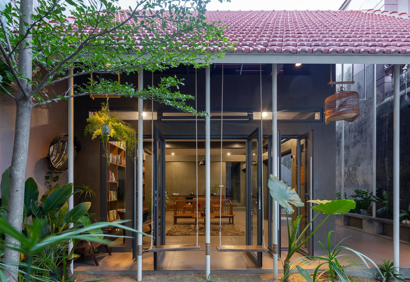 Đồng thời, hệ thống mái ngói còn làm tăng tính bền vững cho công trình trước tác động của khí hậu khắc nghiệt của miền Trung Việt Nam. Các kiến trúc sư tin rằng, ngôi nhà này không chỉ là nơi để ở mà còn là chốn bình yên, mộc mạc, nơi hai mẹ con gia chủ có thể tìm thấy hồn quê giữa trung tâm thành phố nhộn nhịp. Không gian sống và nội thất được tối giản hoàn toàn giúp con người có thể cảm nhận thiên nhiên một cách trọn vẹn nhất.