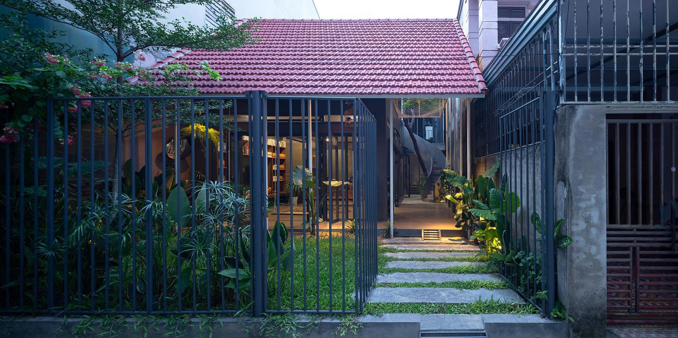 Không gian xanh được tạo nên bởi vườn cây xanh tươi ở khu vực sân trước tuy không lớn nhưng cũng đủ để những bước chân lướt qua nó sẽ đi chậm lại một phút để hít thở bầu không khí trong lành đến bất ngờ.