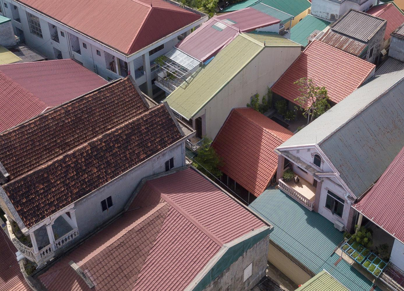 Do đó, một nữ gia chủ đang sống với cậu con trai nhỏ có ngôi nhà nằm sâu trong con hẻm nhỏ ở trung tâm thành phố đã tìm đến các kiến trúc sư để thiết kế một công trình tránh nóng hiệu quả, đẹp mắt và tiết kiệm mặc dù có mặt bằng chật hẹp, bị kèm giữa những ngôi nhà cao tầng kiên cố.