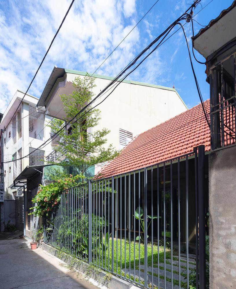 Tại trung tâm thành phố Vinh (Nghệ An), nơi chịu ảnh hưởng của gió Lào (gió Tây khô nóng) và nắng như thiêu đốt, người dân luôn phải tìm cách làm sao cho ngôi nhà của mình được thoáng mát.