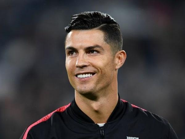 Hồi năm 2015, Ronaldo chi 18,5 triệu USD (tương đương 425 tỷ đồng) để mua căn hộ này và nó thuộc top đắt nhất thị trường lúc bấy giờ tại tòa tháp Trump. Năm 2019, CR7 rao bán lại căn hộ với giá 9 triệu USD sau khi người hâm mộ ký vào bản kiến nghị kêu gọi nam cầu thủ tránh xa Tổng thống Donald Trump. Nhưng kể từ khi rao bán đến nay, cộng với ảnh hưởng của đại dịch COVID -19, siêu sao bóng đá người Bồ Đào Nha vẫn chưa sang tay được BĐS này cho ai. Mới đây, CR7 tiếp tục rao bán căn hộ với giá 7,75 triệu USD nhưng vẫn chưa có ai quyết định mua. Như vậy, sau hơn 6 năm mua căn hộ đắt đỏ này, Ronaldo mặc dù đã “bán tháo”, giảm đến gần 10,75 triệu USD (gần 250 tỉ đồng) nhưng vẫn chưa &quot;tạm biệt&quot; được BĐS tại tòa tháp của cựu Tổng thống Mỹ.
