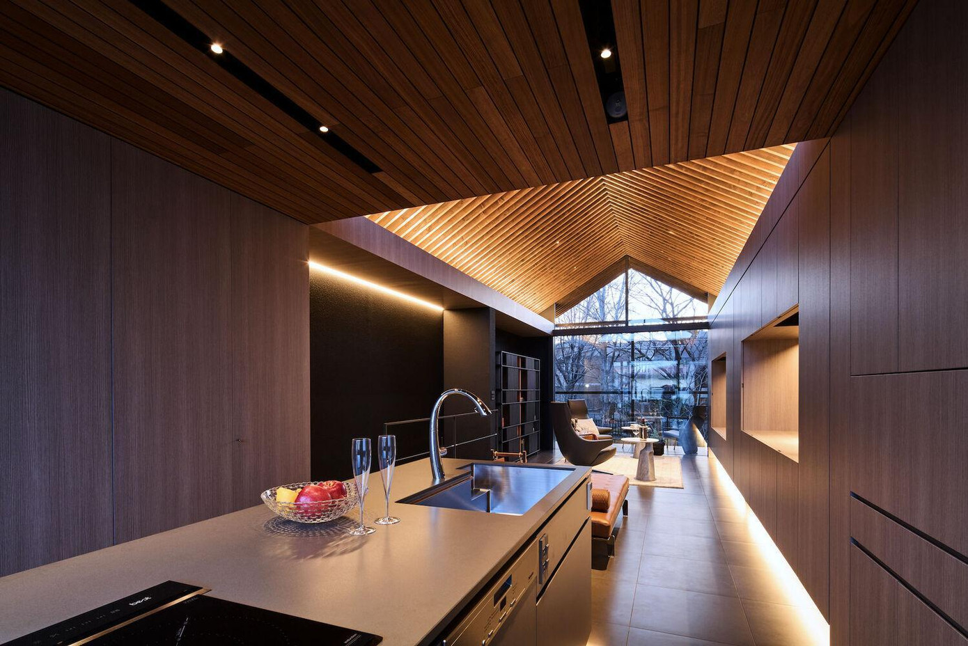 Phần tường được lắp đặt hệ thống cách âm, loại bỏ tiếng ồn. Nhờ phần xà nhà lộ ra của mái đầu hồi, ánh sáng mặt trời sẽ gián tiếp chiếu vào không gian tầng hai mà không khiến người ở có cảm giác bị chói mắt. Ngay sau khi ra mắt, thiết kế của kiểu nhà hai tầng với phòng khách có không gian mở nhờ kính một chiều trên nhanh chóng được nhiều người khen ngợi. Một số ý kiến cho rằng kiểu nhà này sẽ trở nên thịnh hành trong thời kì hậu COVID – 19. Bản vẽ thiết kế của ngôi nhà.