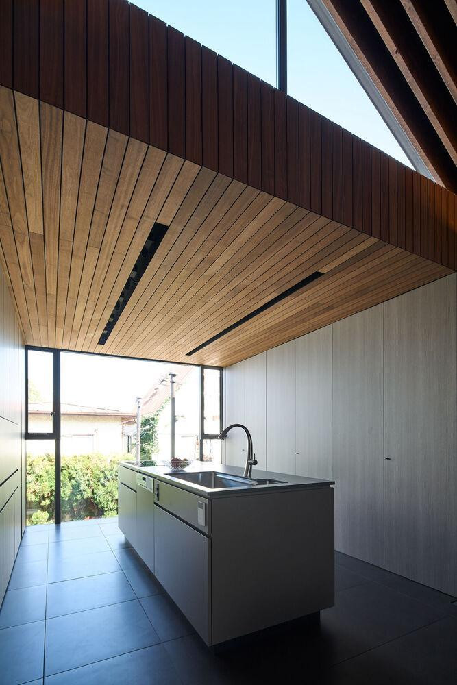 Nhờ phần xà nhà lộ ra của mái đầu hồi, ánh sáng mặt trời sẽ gián tiếp chiếu vào không gian tầng hai mà không khiến người ở có cảm giác bị chói mắt.