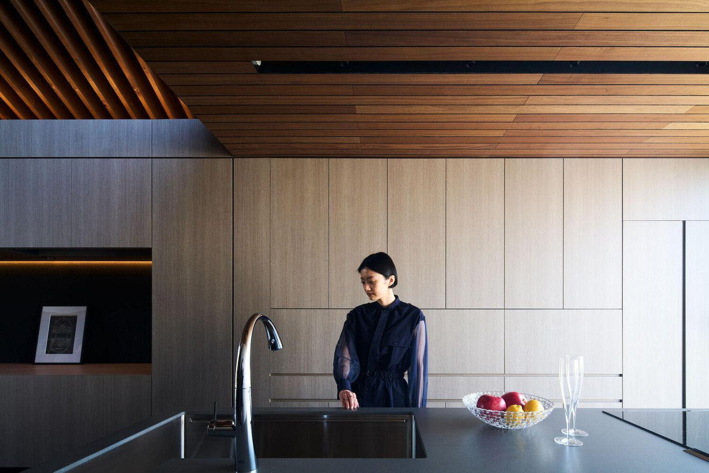 Các khu vực cần sự riêng tư như phòng ngủ được bố trí ở tầng trệt. Nội thất lấy màu nâu trầm làm tông chủ đạo. Điểm nhấn của ngôi nhà là không gian phòng khách mở ở tầng 2 có mái đầu hồi với xà nhà lộ ra ngoài. Phần ban công phía trước sử dụng toàn bộ kính một chiều để người trong nhà có thể hướng tầm nhìn ra ngoài cũng như cho phép khung cảnh thiên nhiên bên ngoài ẩn hiện vào trong nhà. Phần tường được lắp đặt hệ thống cách âm, loại bỏ tiếng ồn. Nhờ phần xà nhà lộ ra của mái đầu hồi, ánh sáng mặt trời sẽ gián tiếp chiếu vào không gian tầng hai mà không khiến người ở có cảm giác bị chói mắt. Ngay sau khi ra mắt, thiết kế của kiểu nhà hai tầng với phòng khách có không gian mở nhờ kính một chiều trên nhanh chóng được nhiều người khen ngợi. Một số ý kiến cho rằng kiểu nhà này sẽ trở nên thịnh hành trong thời kì hậu COVID – 19. Bản vẽ thiết kế của ngôi nhà.