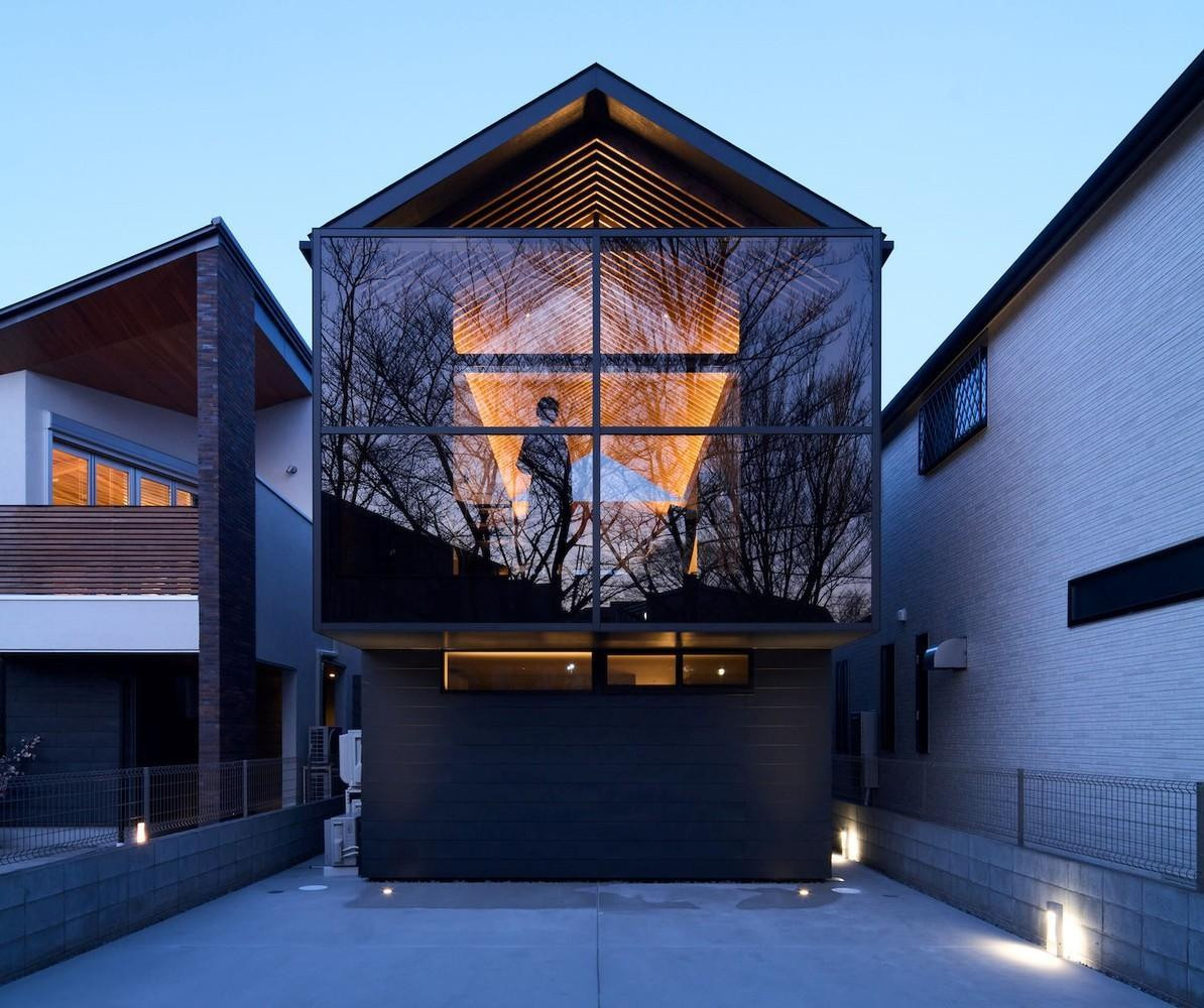 Ngôi nhà 2 tầng nằm ở ngoại ô Tokyo (Nhật Bản) rộng 109m2 này đang nhận được sự quan tâm lớn trên các diễn đàn thiết kế lớn nhờ lối kiến trúc đơn giản mà bắt mắt.