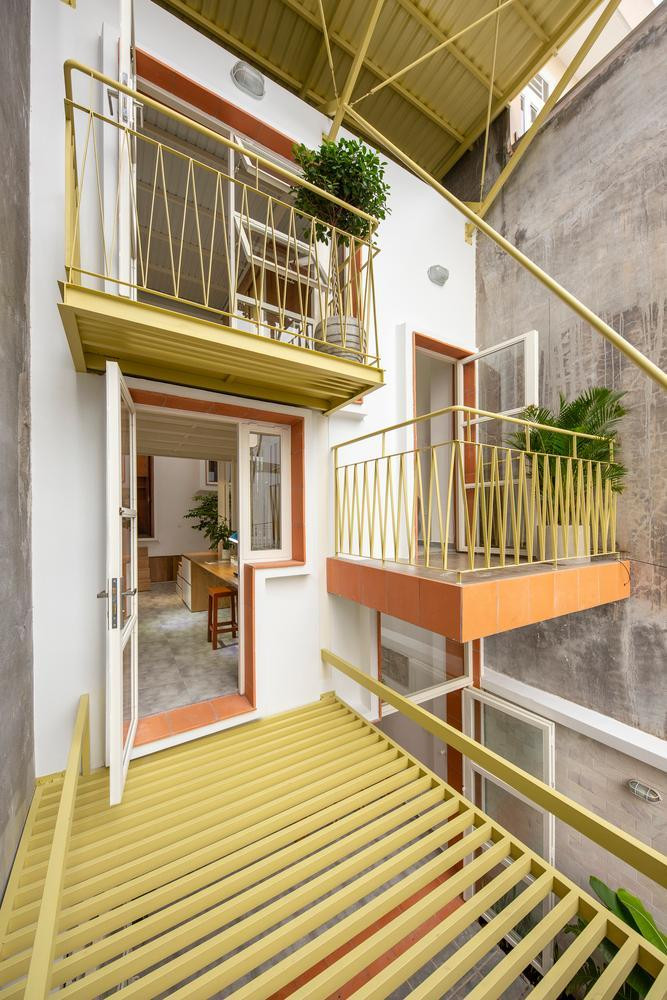 Để tối đa hóa không gian sống và tạo nơi giải trí cho cậu con trai nhỏ, gia chủ thiết kế phòng ngủ, phòng học và phòng chơi của cậu bé ở các vị trí lệch tầng. Điều này dẫn đến hai ban công của hai tầng nhà nằm lệch nhau và cùng nhìn ra phía sân trước. Ngôi nhà sử dụng sơn ngoại thất màu trắng kết hợp với màu vàng của cầu thang và màu xanh tự nhiên của cây cối. Toàn cảnh ngôi nhà. Bản vẽ sơ bộ của ngôi nhà. Bản vẽ thiết kế của phần mái Bản vẽ thiết kế của tầng 1 (1: Nơi bán cà phê; 2: Phòng bếp; 3: Phòng ngủ: 4: Phòng vui chơi).