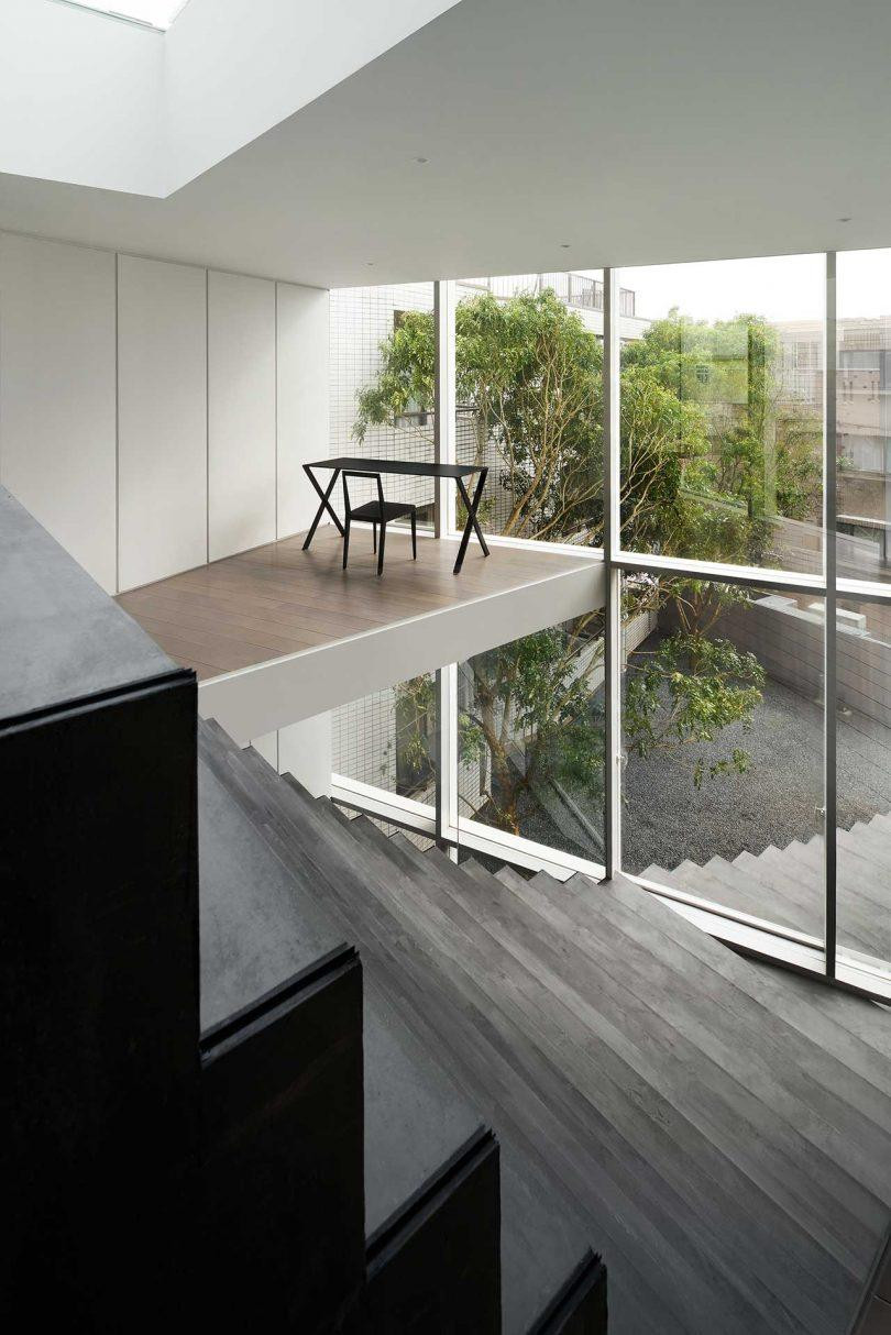 Tầng hai và tầng ba là nơi ở của cặp vợ chồng trẻ cùng con của họ với không gian có chiều cao gấp đôi có thể chứa phần bên trong của cầu thang.