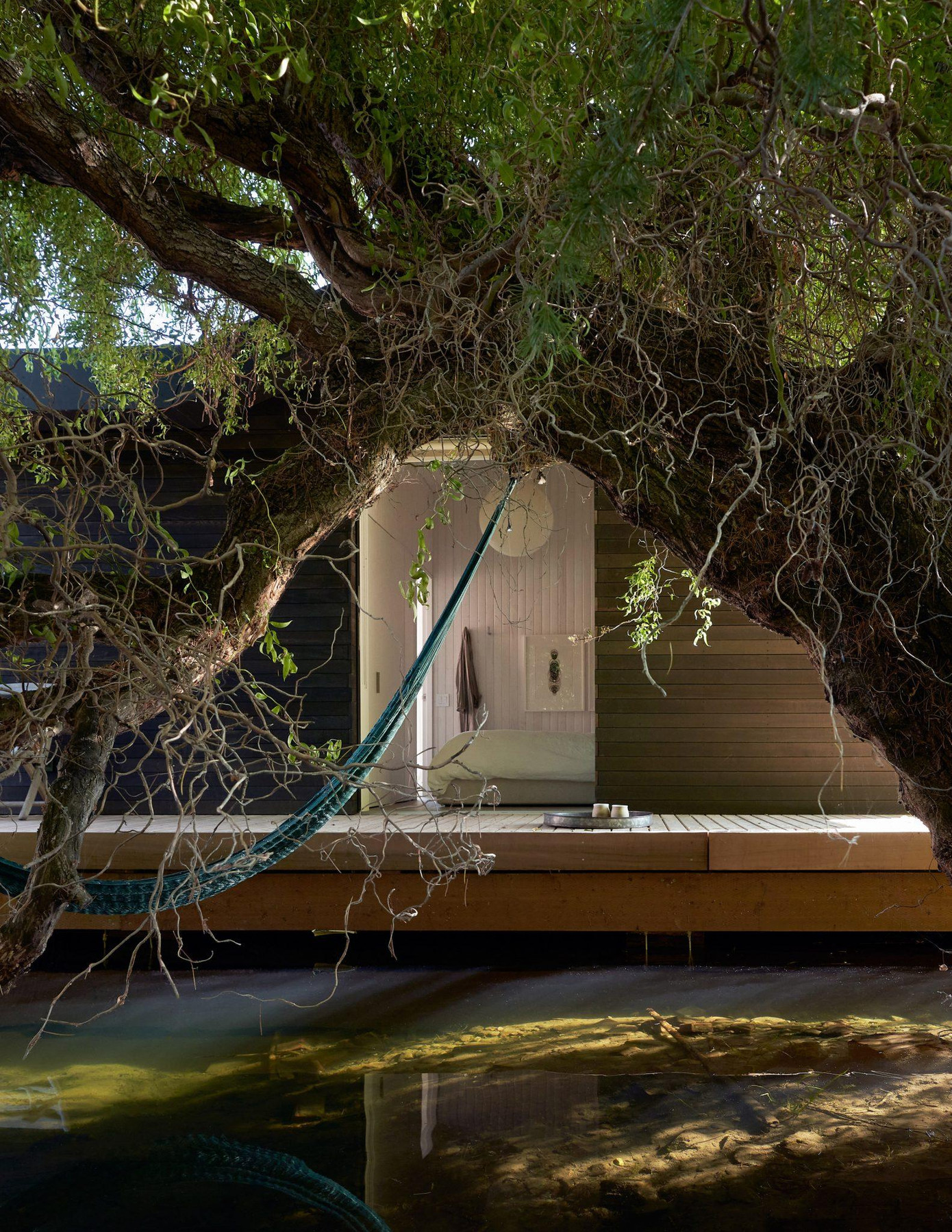 Ngôi nhà bao gồm một tầng duy nhất có tổng diện tích là 60 mét vuông. Các bức tường bên ngoài được ốp bằng gỗ tuyết tùng sẫm màu và Richlite, một loại vật liệu tổng hợp làm từ giấy thấm nhựa.