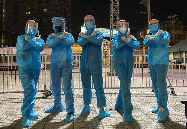 Nhóm nghệ sĩ của MC Quỳnh Hoa (thứ hai từ phải qua) đóng quân tại cụm dịch ở Gò Vấp. Ảnh: Nhân vật cung cấp.