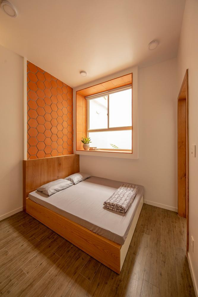 Ở tầng trệt, cửa trước được thiết kế rộng để người mua nước có thể vào ngồi nếu như ngoài sân không còn chỗ. Phía sau phòng khách còn có một phòng ngủ nhỏ dành cho khách đến chơi nhà và ngủ lại qua đêm.