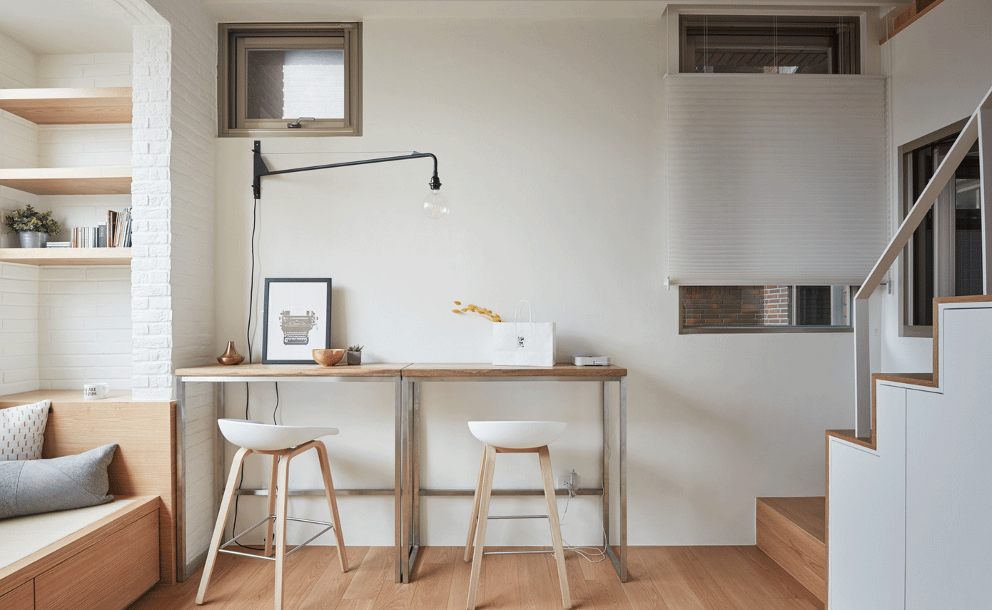 Căn hộ có đủ ánh sáng và thông gió tự nhiên, tông màu chủ đạo được sử dụng là trắng và gỗ sồi giúp không gian sáng sủa và rộng rãi hơn. Căn hộ có đủ ánh sáng và thông gió tự nhiên, tông màu chủ đạo được sử dụng là trắng và gỗ sồi giúp không gian sáng sủa và rộng rãi hơn.