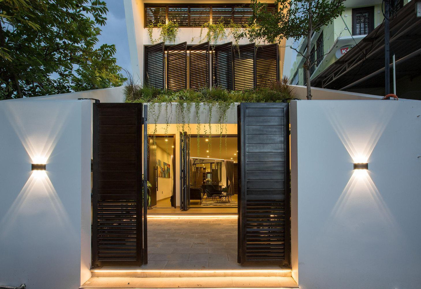 Đặc biệt, người lớn tuổi nhất trong nhà là bố của chủ nhà bị bệnh, đi lại khó khăn nên ngôi nhà phải có không gian yên tĩnh để ông có tinh thần lạc quan nhất. Không gian sinh hoạt chung của gia đình ở tầng trệt, nơi có cửa kính trong để nhìn ra khu vườn ngập nắng giữa nhà. Nhà bếp có sự kết nối chặt chẽ với phòng ngủ của bố mẹ chủ nhà. Tầng 1 là phòng ngủ của vợ chồng chủ nhà và đứa con nhỏ. Để đón được tối đa ánh sáng và không khí tự nhiên, cả hai phòng ngủ đều có cửa sổ kính lớn nhìn ra giếng trời để luôn có không khí trong lành trong các phòng ngủ. Trên tầng áp mái, các kiến trúc sư bố trí nhiều cây xanh phía trước phòng thờ giúp giảm tác động từ sức nóng của mặt trời xuống các tầng dưới. Bạn bè hoặc người thân của chủ nhà có thể sử dụng phòng ngủ của khách ở phía sau tầng áp mái mỗi khi họ đến thăm gia đình. Điểm đặc trưng của thiết kế là khoảng sân giữa có nhiều cây xanh tạo sinh khí và cung cấp ánh sáng, đảm bảo sự thông thoáng tối đa cho ngôi nhà. Bên cạnh đó, yếu tố thông gió cũng đặc biệt được quan tâm để giúp ngôi nhà tránh được ẩm thấp – yếu tố không tốt cho sức khỏe của gia đình, đặc biệt là bố của chủ nhà. Bản vẽ thiết kế của ngôi nhà.