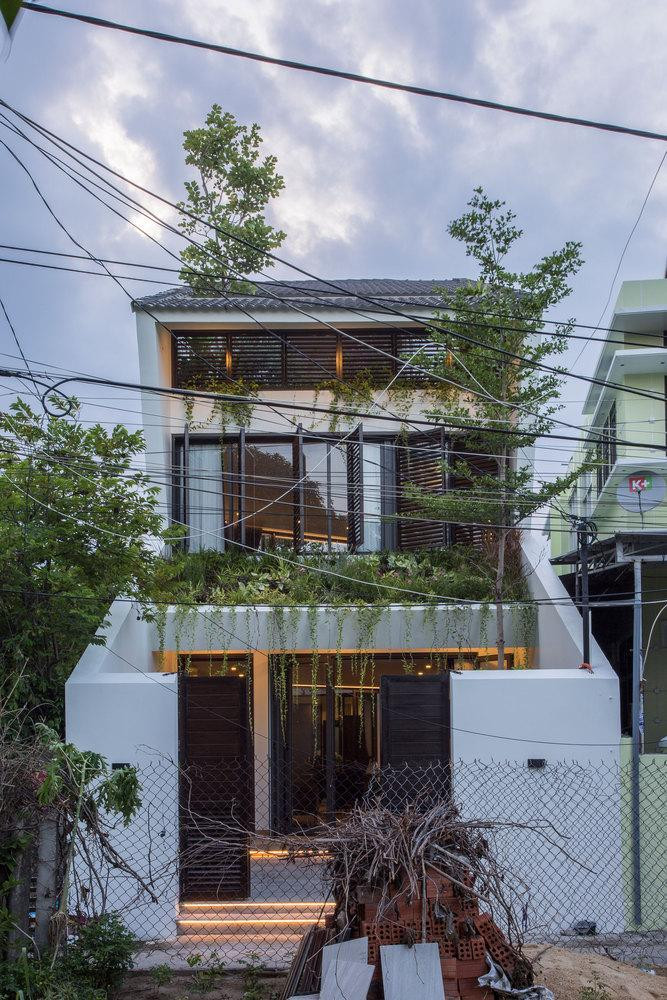 Ngôi nhà là nơi sinh sống của gia đình 3 thế hệ gồm 5 thành viên. Chủ nhà mong muốn ngôi nhà mang phong cách của lối sống hiện đại nhưng vẫn gần gũi với thiên nhiên và mang nét đặc trưng của kiến trúc bản địa.