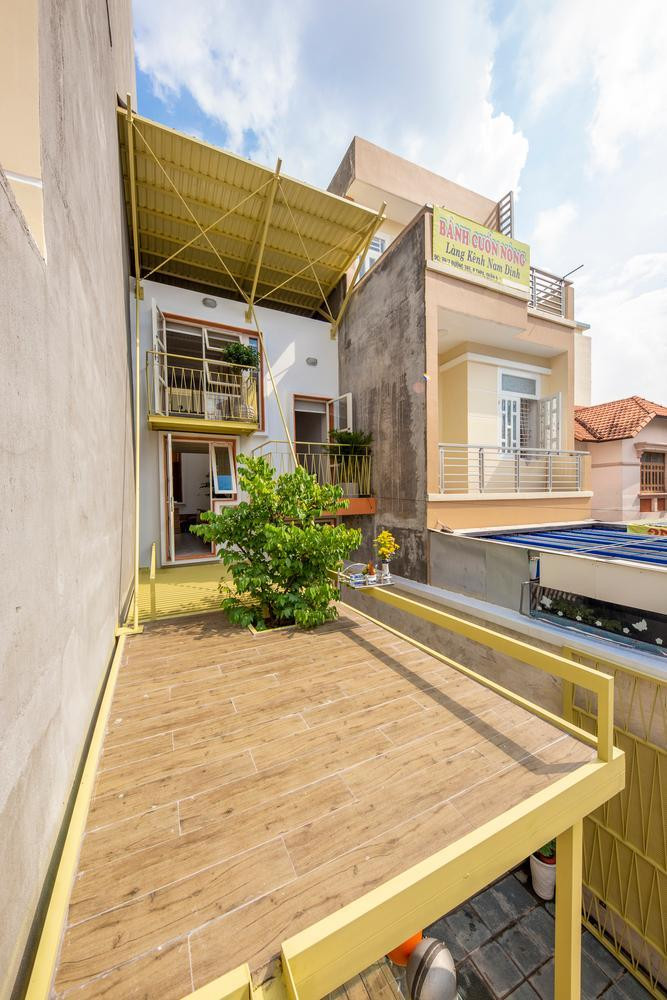 Ngôi nhà sử dụng sơn ngoại thất màu trắng kết hợp với màu vàng của cầu thang và màu xanh tự nhiên của cây cối. Toàn cảnh ngôi nhà. Bản vẽ sơ bộ của ngôi nhà. Bản vẽ thiết kế của phần mái Bản vẽ thiết kế của tầng 1 (1: Nơi bán cà phê; 2: Phòng bếp; 3: Phòng ngủ: 4: Phòng vui chơi).