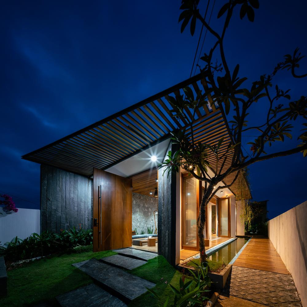 Các kiến trúc sư đã xem xét kỹ lưỡng từng chi tiết về khí hậu, quỹ đạo mặt trời để đưa ra giải pháp thu ánh sáng tự nhiên, che nắng ở phía Tây mặt tiền chính của công trình cũng như lấy gió mát của sông từ phía sau.