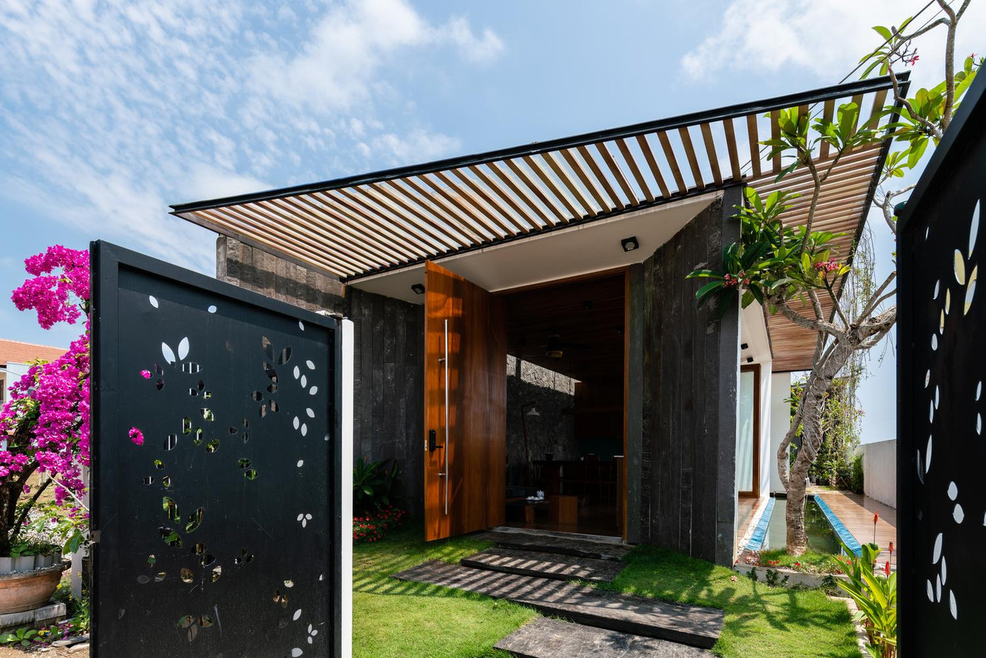 Công trình nhà ở này mang tên “Nhà của nước” nằm trong khu tái định cư mới ở Tam Anh Nam, huyện Núi Thành (Quảng Nam), nơi vốn chịu ảnh hưởng khắc nghiệt của khí hậu nhiệt đới gió mùa. Tất cả những điều này đã đặt ra cho người dân ở đây một thách thức để nghĩ ra ý tưởng về việc xây dựng ngôi nhà thích ứng với mọi đặc điểm của thời tiết.