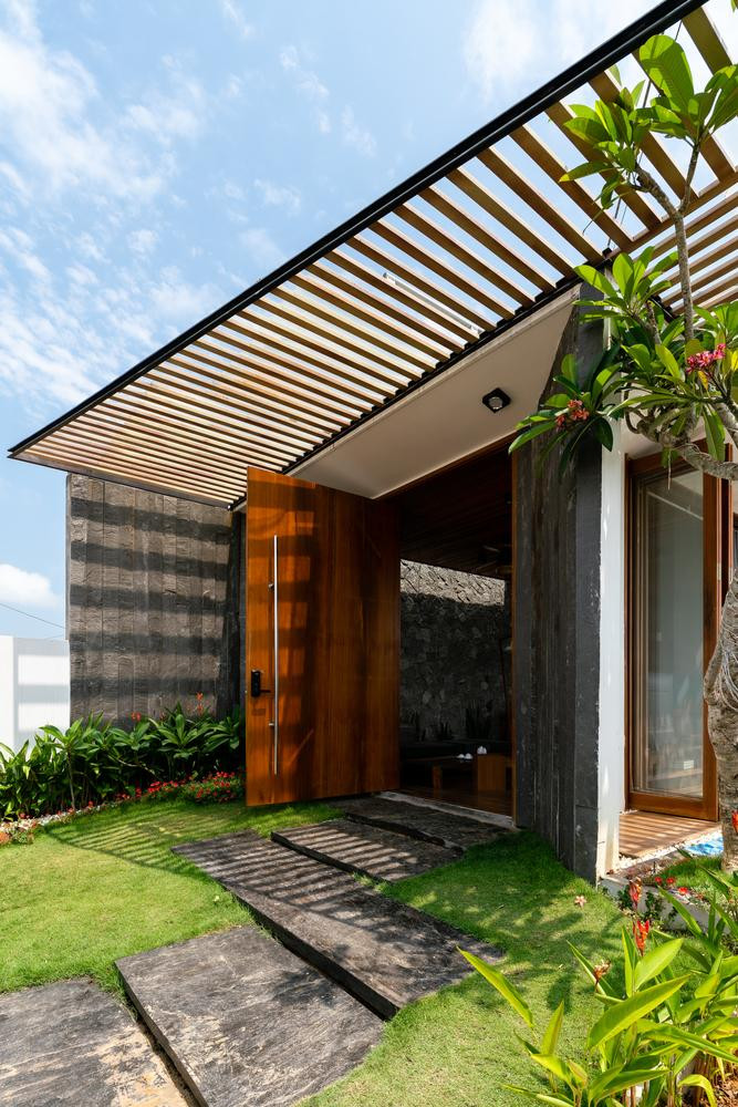 Với diện tích 7x25 mét, ngôi nhà được thiết kế cho một cặp vợ chồng và hai con trai. Công năng gồm 3 phòng ngủ có toilet, phòng khách, bếp.