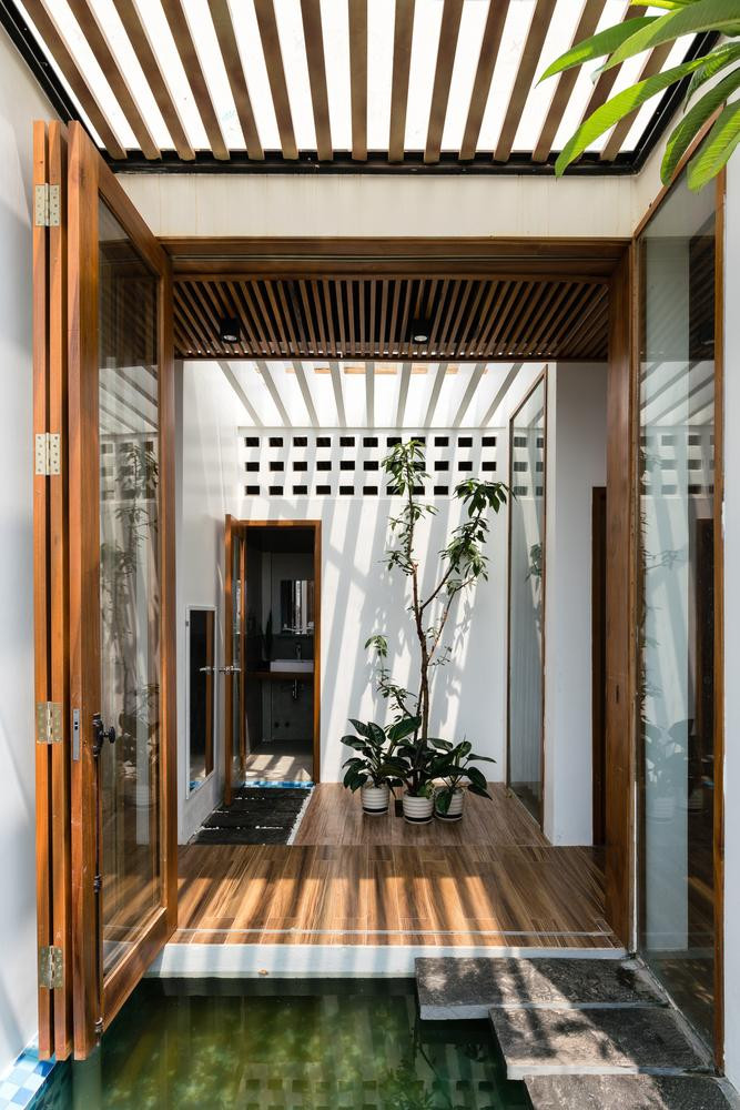 Khoảng trống được đặt ở vị trí trung tâm của ngôi nhà, đóng vai trò như một điểm cân bằng thiên nhiên. Tại không gian này, thiên nhiên được hiện ra với các yếu tố như cây cối, ánh sáng tự nhiên, gió và mưa.