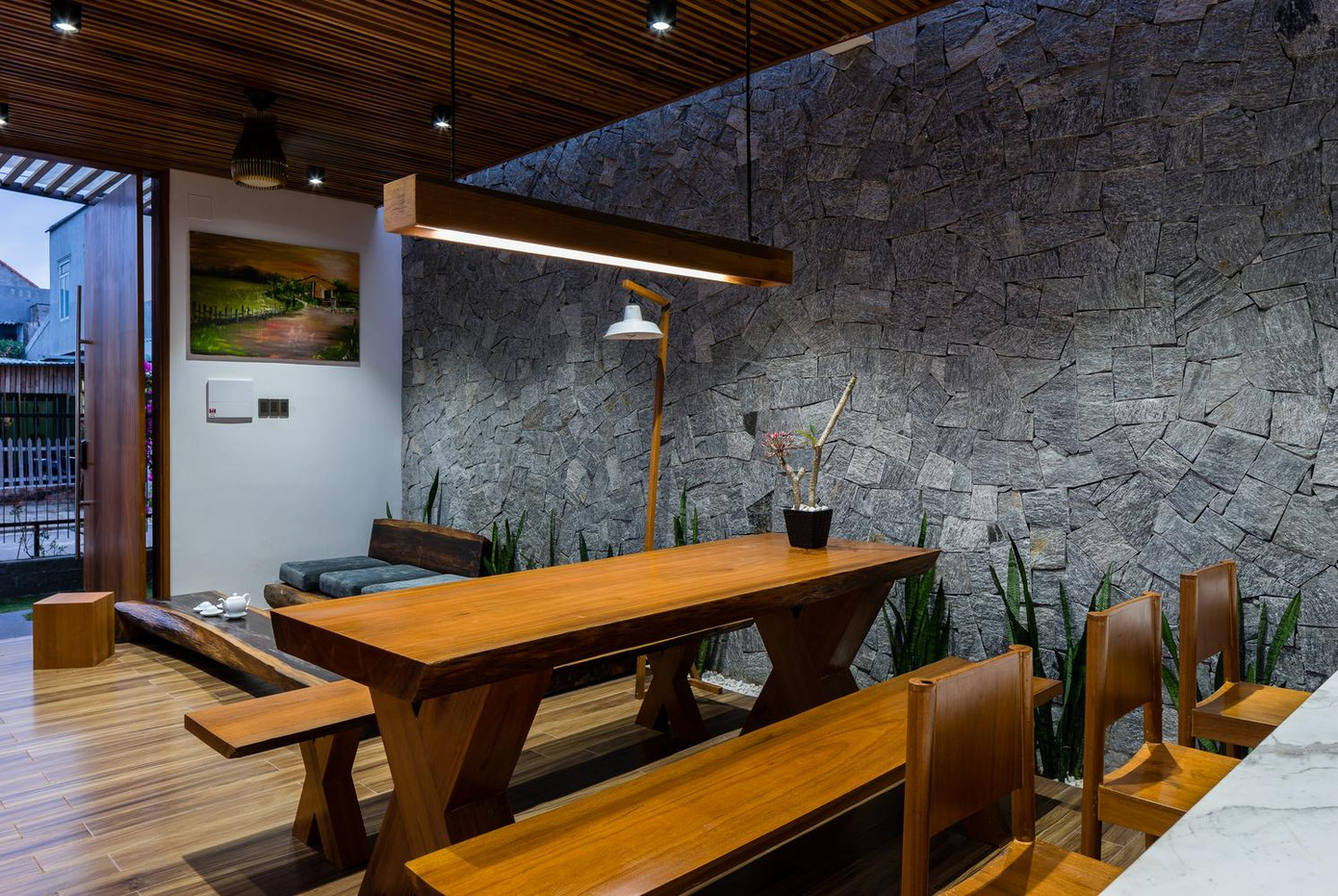 Về khía cạnh nội thất, tất cả sofa, bàn ăn hay giường ngủ đều được làm từ gỗ tự nhiên của địa phương.