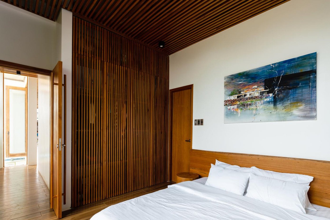 Không gian chính bao gồm khu vực tiếp khách và ăn uống còn không gian yên tĩnh nằm ở hình khối phía sau gồm ba phòng ngủ và hai nhà vệ sinh.