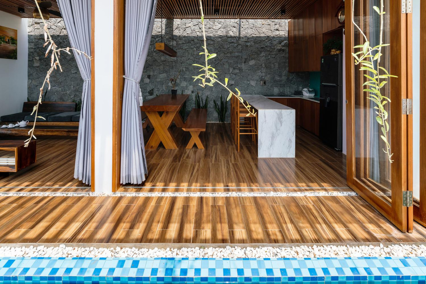 Đặc biệt, một hệ thống mương nước nhỏ chạy bên hông nhà đóng vai trò giảm nhiệt cho cả công trình giữa khí hậu khắc nghiệt của miền Trung Việt Nam.